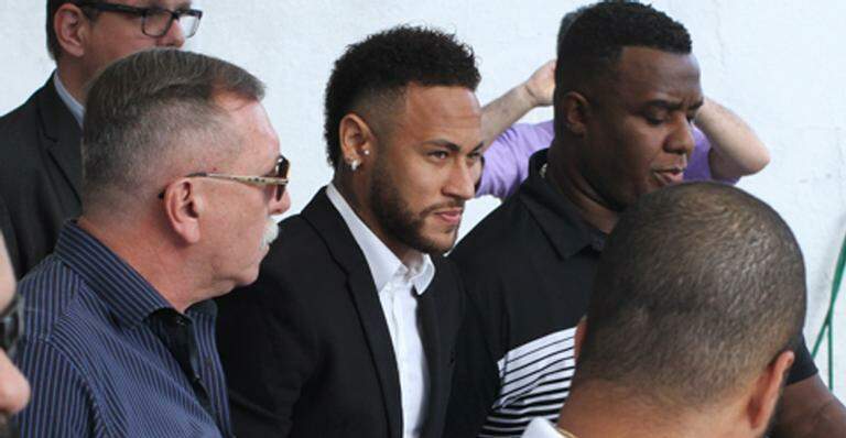 Neymar chega à delegacia para prestar depoimento sobre caso de estupro
