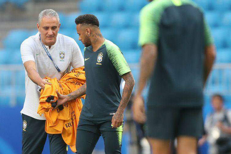Tite tira braçadeira de Neymar e Daniel Alves será o capitão na Copa América