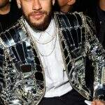 Neymar em desfile da Balmain com jaqueta de espelhos avaliada em R$ 64 mil.