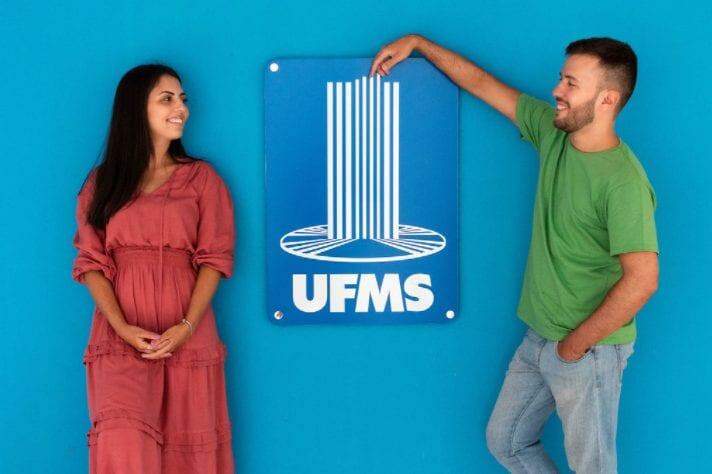 Cenário do primeiro beijo, noivos retornam à UFMS para ensaio de pré-casamento
