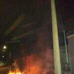 Moradores do Nova Campo Grande acordam com incêndio e chamas atingem fios de alta tensão