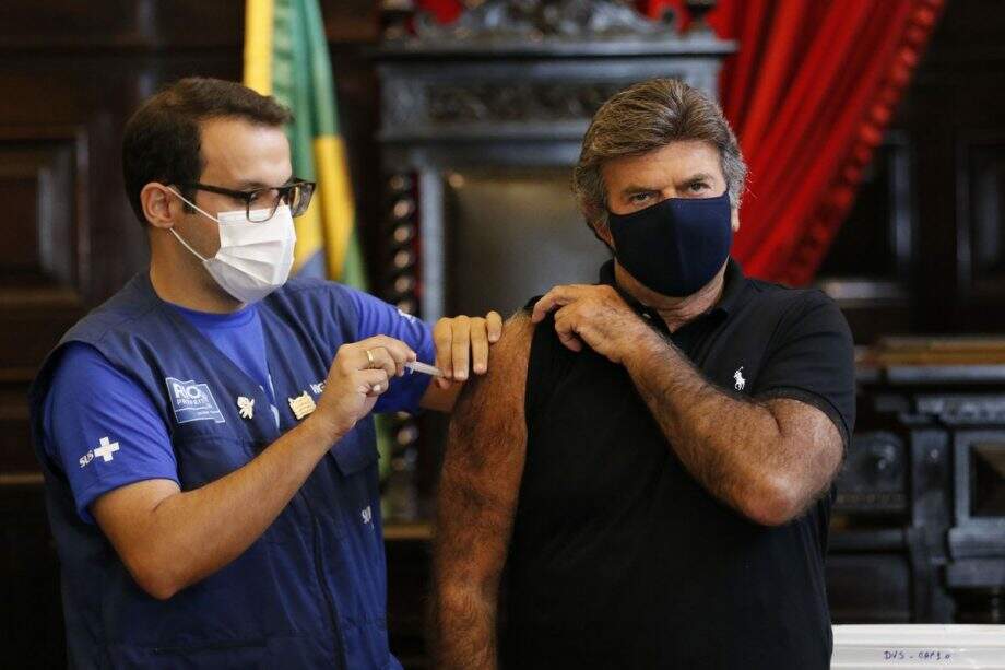 Presidente do STF, Luiz Fux, recebe vacina contra a covid-19