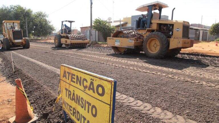Equipes iniciam pavimentação e recapeamento no Nova Campo Grande; confira lista de ruas