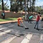 Prefeitura retoma obras em ruas que ficam tomadas por lama em dia de chuva em Campo Grande