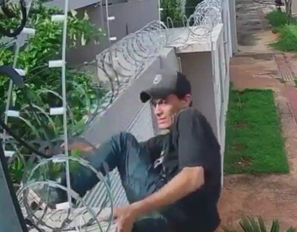 Vídeo ‘viraliza’ após mostrar suspeito tentando pular muro com cerca elétrica e concertina em Campo Grande