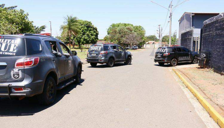 Policiais durante cumprimento de mandatos na Operação Omertà.