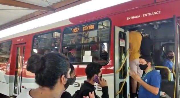 VÍDEO: Além de filas e aglomeração em ônibus, passageiros chegam atrasados para trabalho