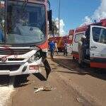 Acidente entre ônibus e caminhonete deixa quatro pessoas feridas