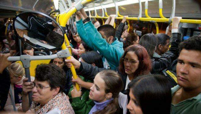 Ônibus lotados e atrasados fazem passageiros migrarem para bicicletas, ‘carona’ e aplicativos