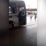 ‘É uma sucata’: passageiro reclama de ônibus sem partida no terminal Aero Rancho