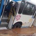 VÍDEO: Ônibus atola e quase tomba em rua de bairro durante temporal