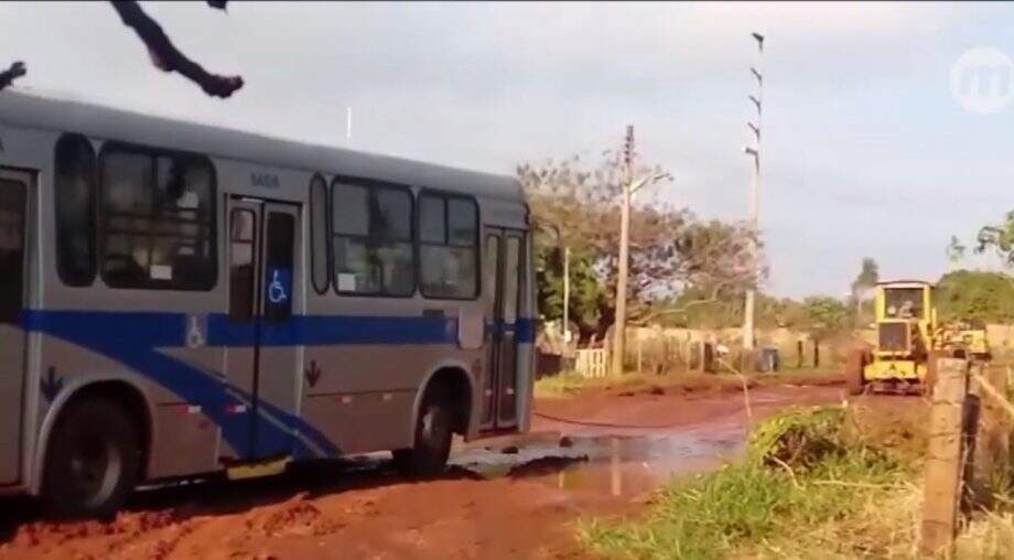 Trator foi utilizado para liberar ônibus atolados na Rua Caim | Foto: Reprodução