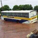 Ônibus fica preso em cratera aberta pela chuva e impede viagem de alunos em MS