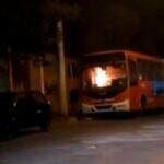 Ônibus é incendiado por criminosos com motorista dentro