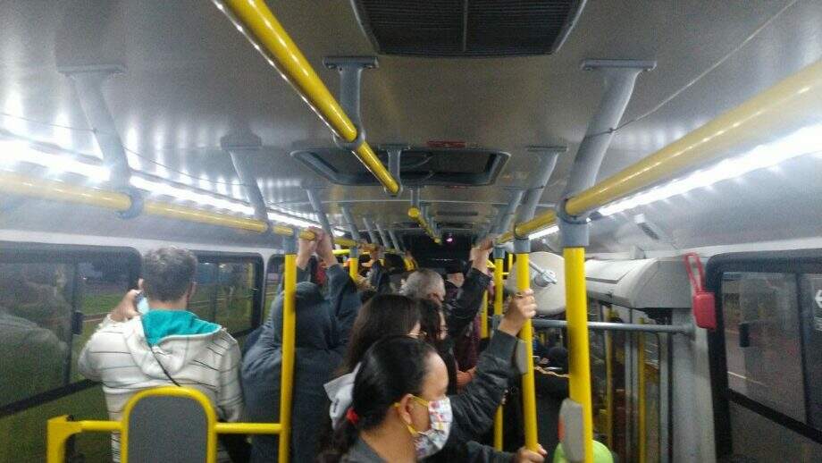 ‘Mulher não presta’: homem surta dentro de ônibus, ameaça bater em mulher e acaba preso em Campo Grande
