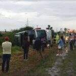 Ônibus com 20 passageiros tomba em rodovia e duas pessoas ficam feridas