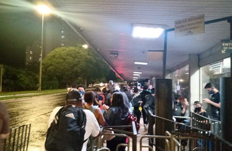 Redução no número de ônibus deixa trabalhadores sem ter como voltar para casa em Campo Grande