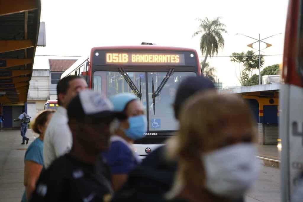 Prefeito pede que população denuncie usuários em pé nos ônibus da Capital