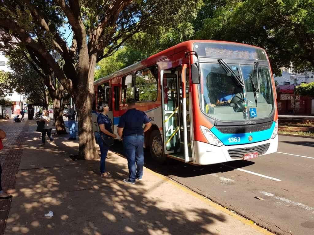 Decreto libera viagem de até 15 passageiros em pé em ônibus articulados de Campo Grande