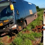 Ônibus com bolivianos e peruanos sai da pista em MS e três são socorridos