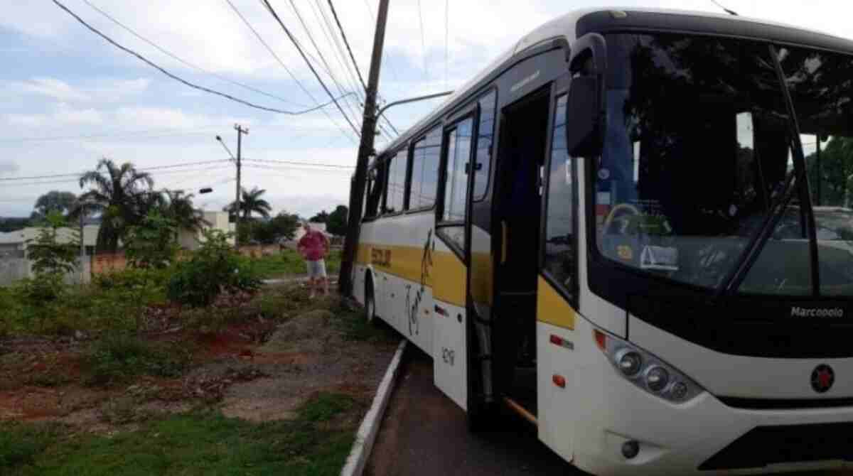 Ônibus foi parar em cima da calçada após batida