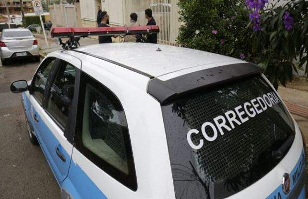Casal denuncia tortura de supostos policiais: ‘rasparam minha perna com uma faca’