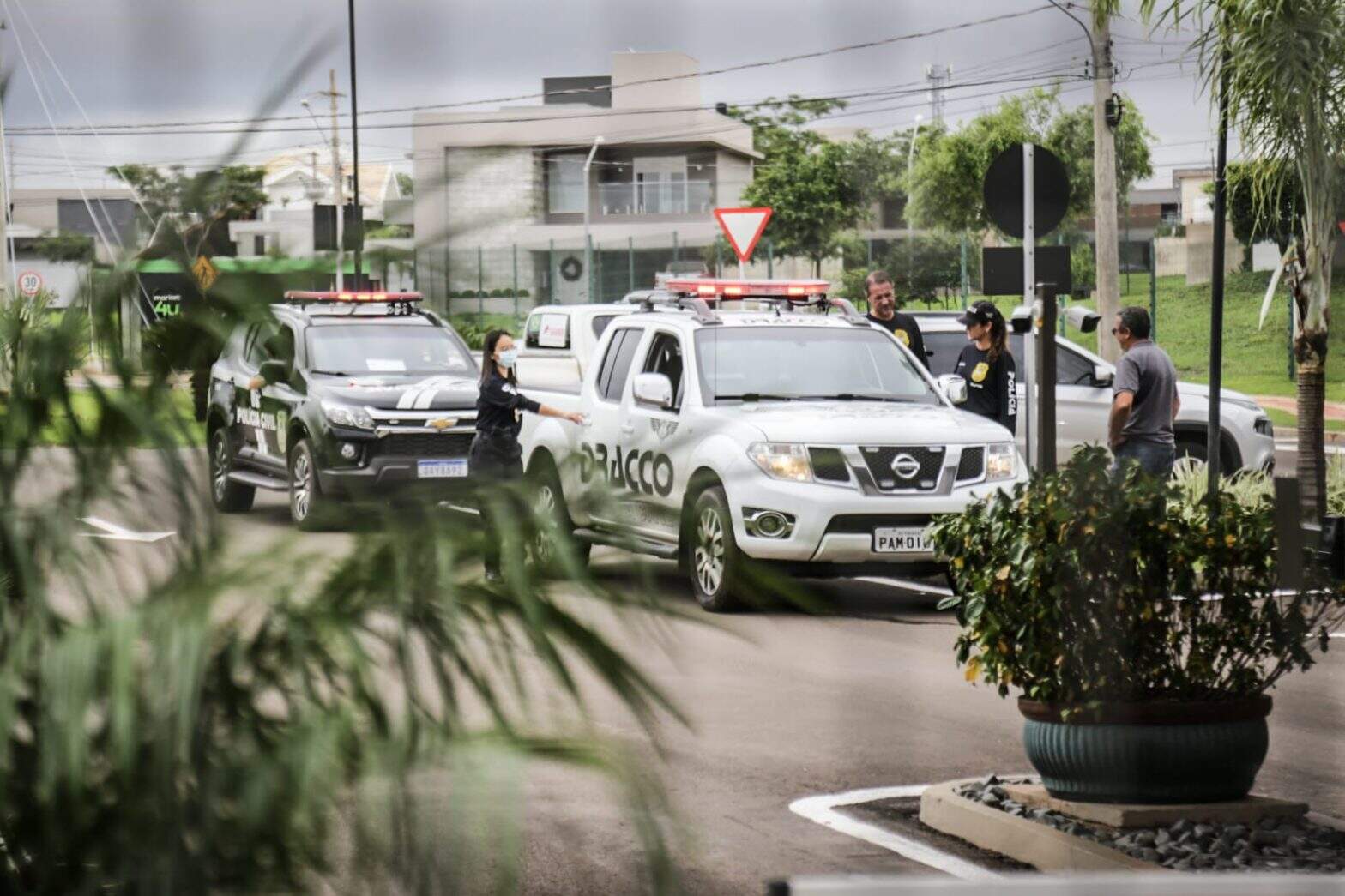 Mandados foram cumpridos em condomínio de luxo na Capital.