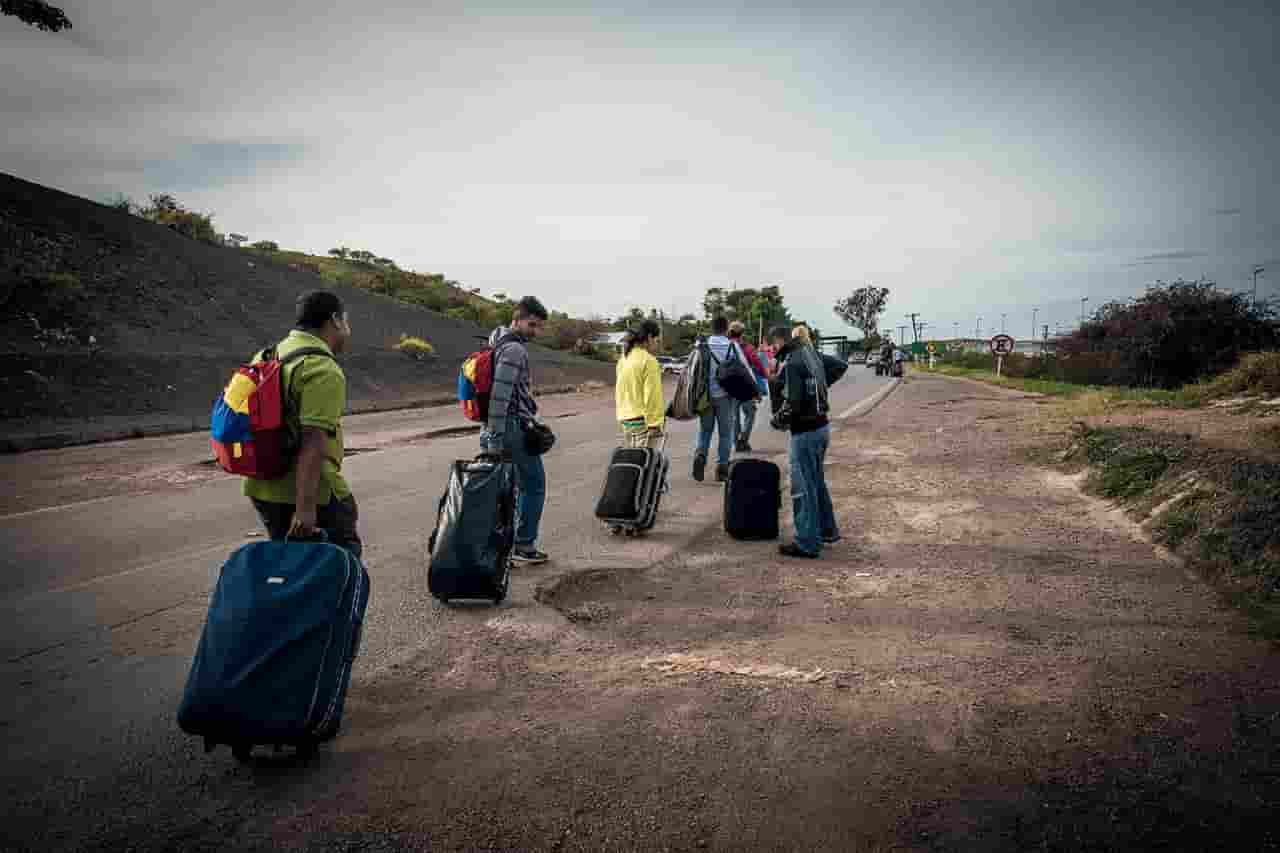 Migrantes cruzam a fronteira regularmente