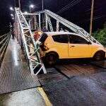 Carro fica ‘preso’ na Ponte Velha após motorista perder controle de direção