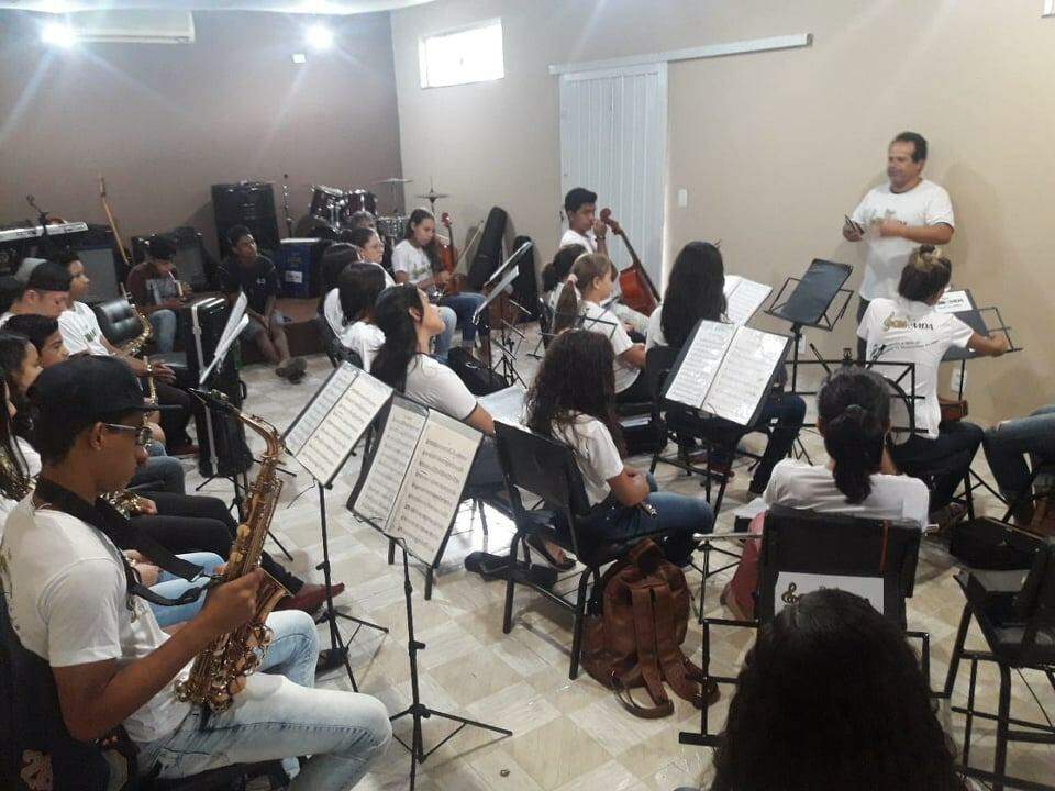 Com orquestra própria, ONG realiza festa em comemoração ao Dia das Mães
