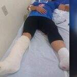 Mulher quebra as duas pernas em acidente e aguarda transferência para hospital em Campo Grande