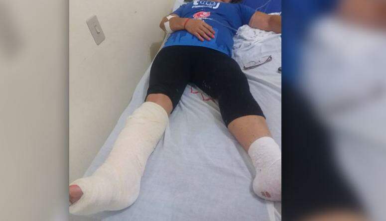 Mulher quebra as duas pernas em acidente e aguarda transferência para hospital em Campo Grande