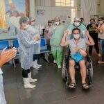 Paciente que teve coronavírus comemora alta de hospital e ‘poder respirar ar puro’
