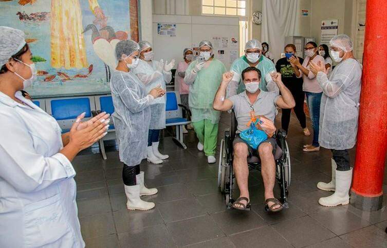 Paciente que teve coronavírus comemora alta de hospital e ‘poder respirar ar puro’
