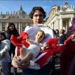 Papa Francisco abençoa imagens do ‘Menino Jesus’ que vão nos Presépios de Natal.