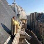 Saint Roch – Paris : O Padre abençoando o bairro a partir dos telhados da igreja.