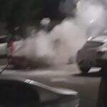 VÍDEO: carro pega fogo no estacionamento de supermercado na Tamandaré