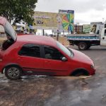 Asfalto cede e engole parte do carro de policial aposentado em MS