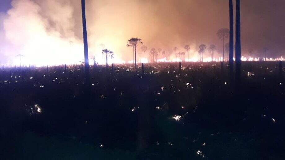 Incidência de raios também preocupa equipes que combatem incêndio no Pantanal