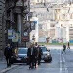 Papa caminha por ruas desertas de Roma pedindo proteção de Deus contra coronavírus