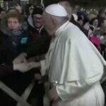 VÍDEO: Papa Francisco bate na mão de peregrina após se irritar por ser puxado