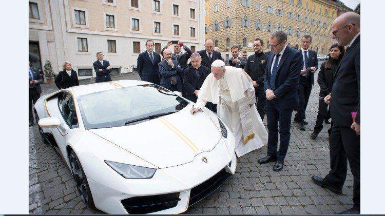 Lamborghini assinada pelo Papa é leiloada por 715 mil euros