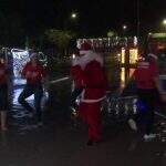 VÍDEO: Depois de chuva forte, Papai Noel dança e conquista internautas