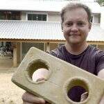 Seguindo tutoriais no Youtube, brasileiro constrói casa com apenas dois ajudantes