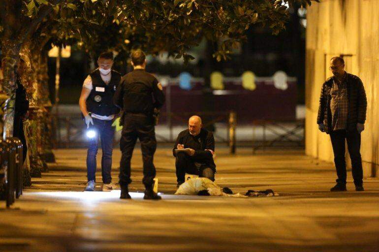 Homem fere sete pessoas com faca em Paris