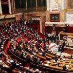 França aprova multa de até R$ 13 mil por assédio nas ruas