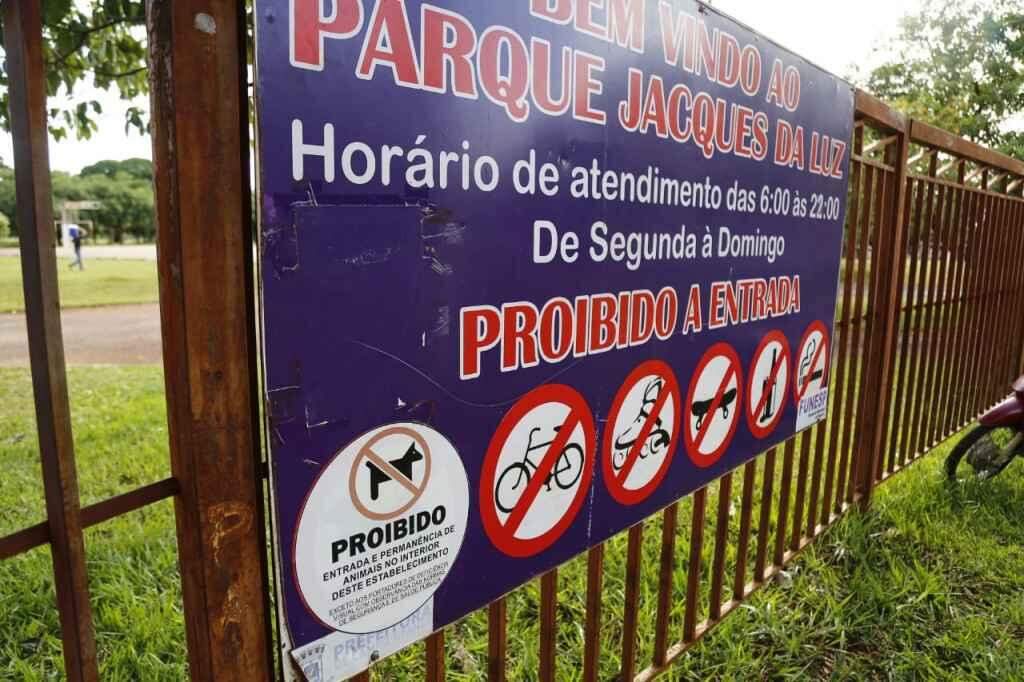 Após ataque de pit bull, moradores afirmam que cães soltos em parque é rotineiro