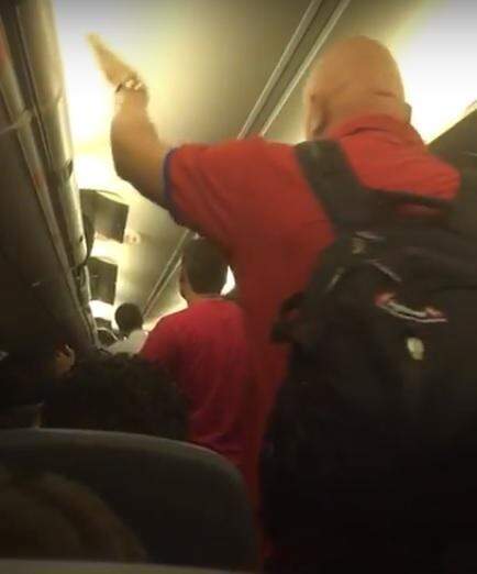 VÍDEO: passageiros de voo SP-MS se revoltam em avião com cheiro de queimado