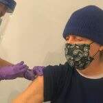 Paul McCartney posta foto sendo vacinado contra a Covid-19