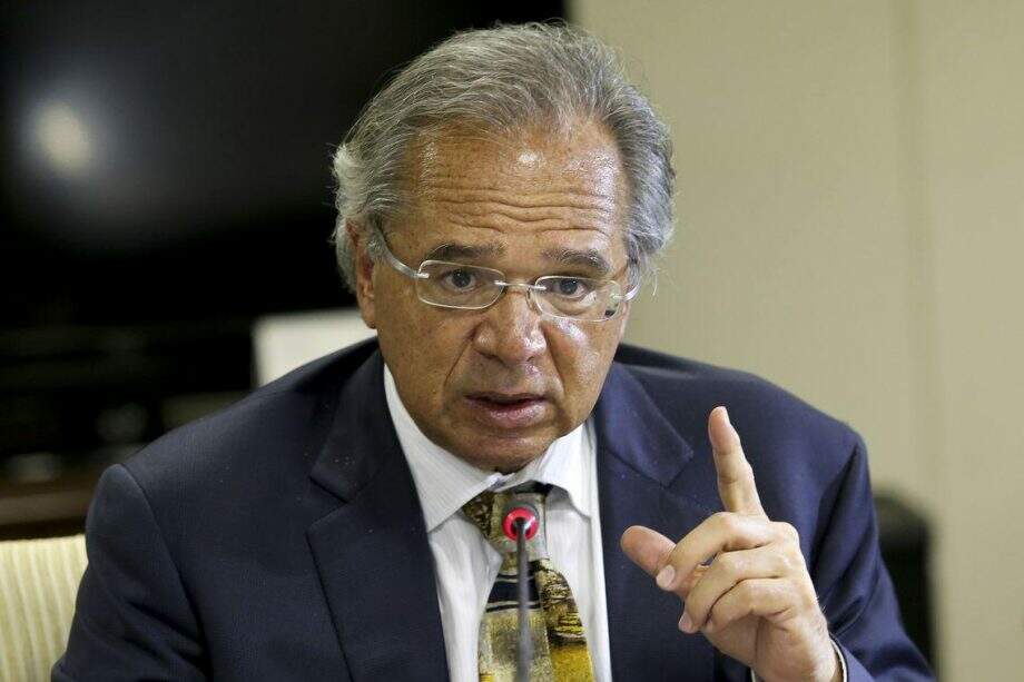 Guedes mostra desagrado com Carlos Bolsonaro por críticas a Rodrigo Maia